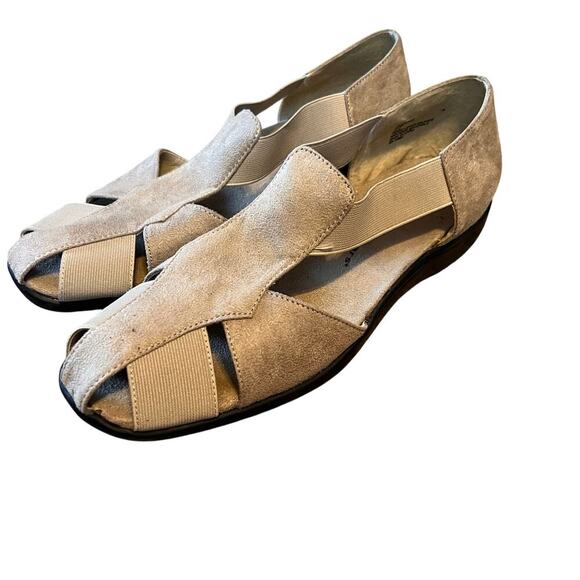 Cloudwalkers Suede Like Tan Sandal. Flat. Women's Size 9.5 Wide - Picture 2 of 7